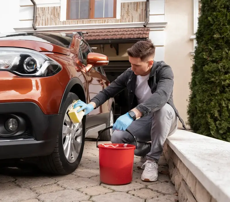 Lavage auto à domicile Hornoy-le-Bourg : professionnel intervenant sur un véhicule